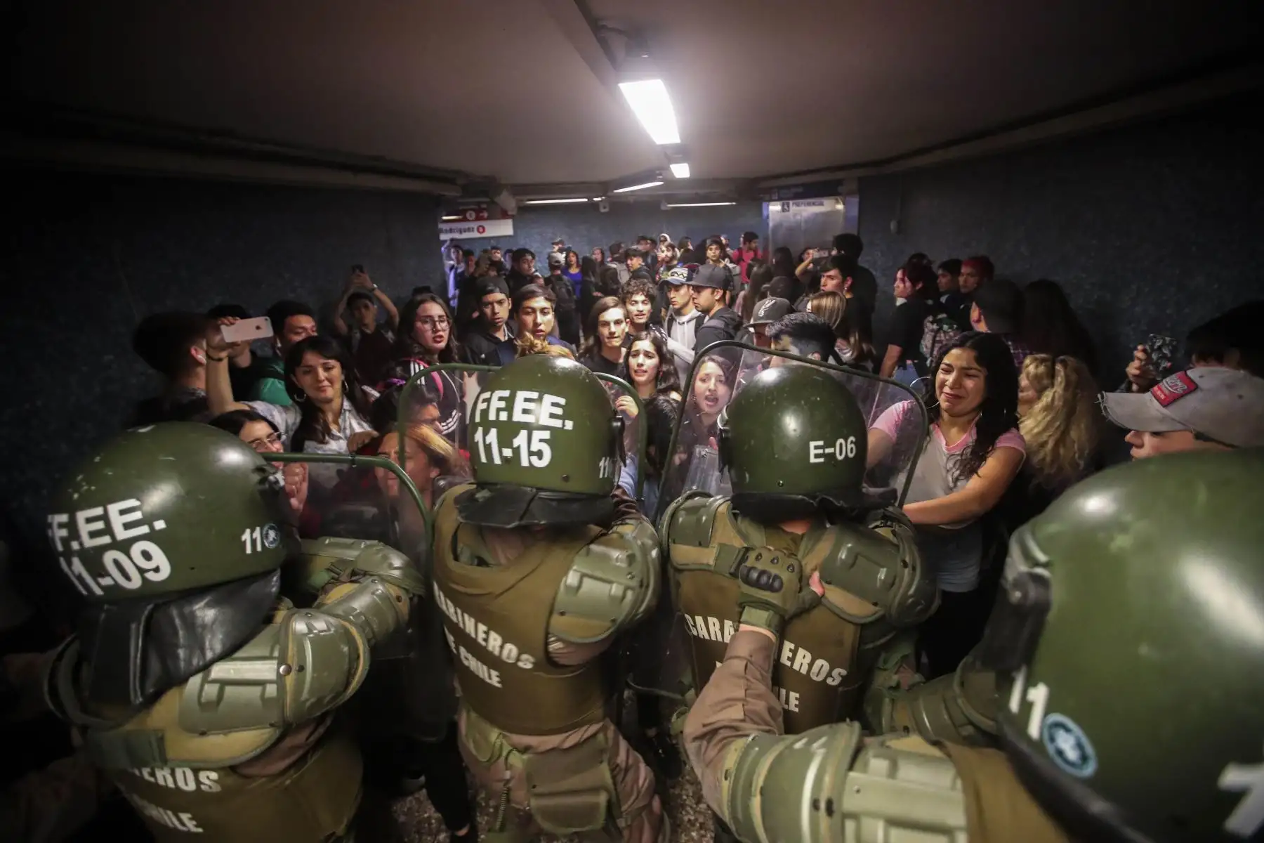 Estudiantes escolares y universitarios se unieron a una protesta masiva de evasión de tarifas en el metro de Santiago después de la tarifa más alta aumento en los últimos años, paralizando dos de sus líneas principales. Foto: EFE