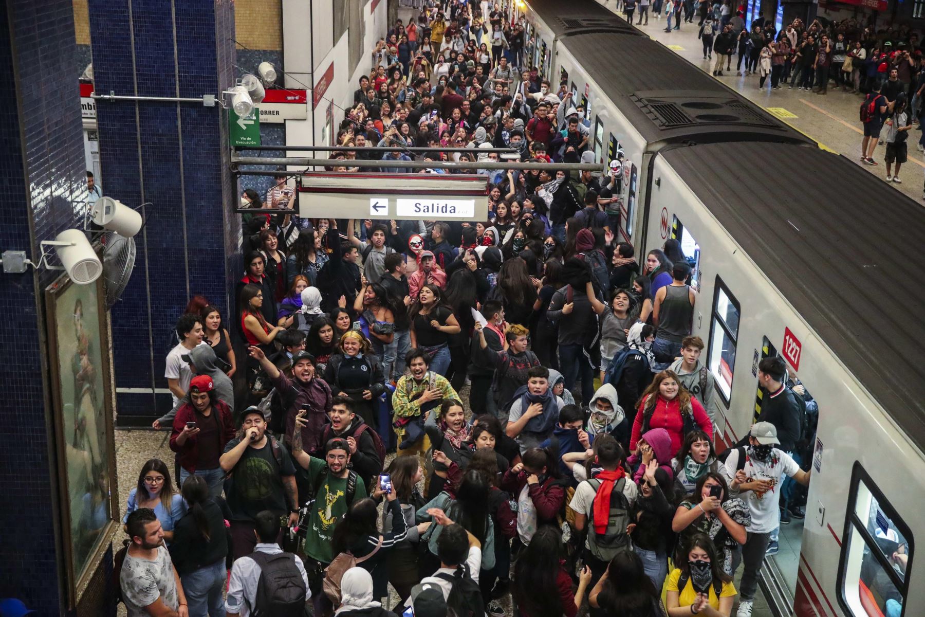 Estudiantes escolares y universitarios se unieron a una protesta masiva de evasión de tarifas en el metro de Santiago después de la tarifa más alta aumento en los últimos años, paralizando dos de sus líneas principales. Foto: EFE