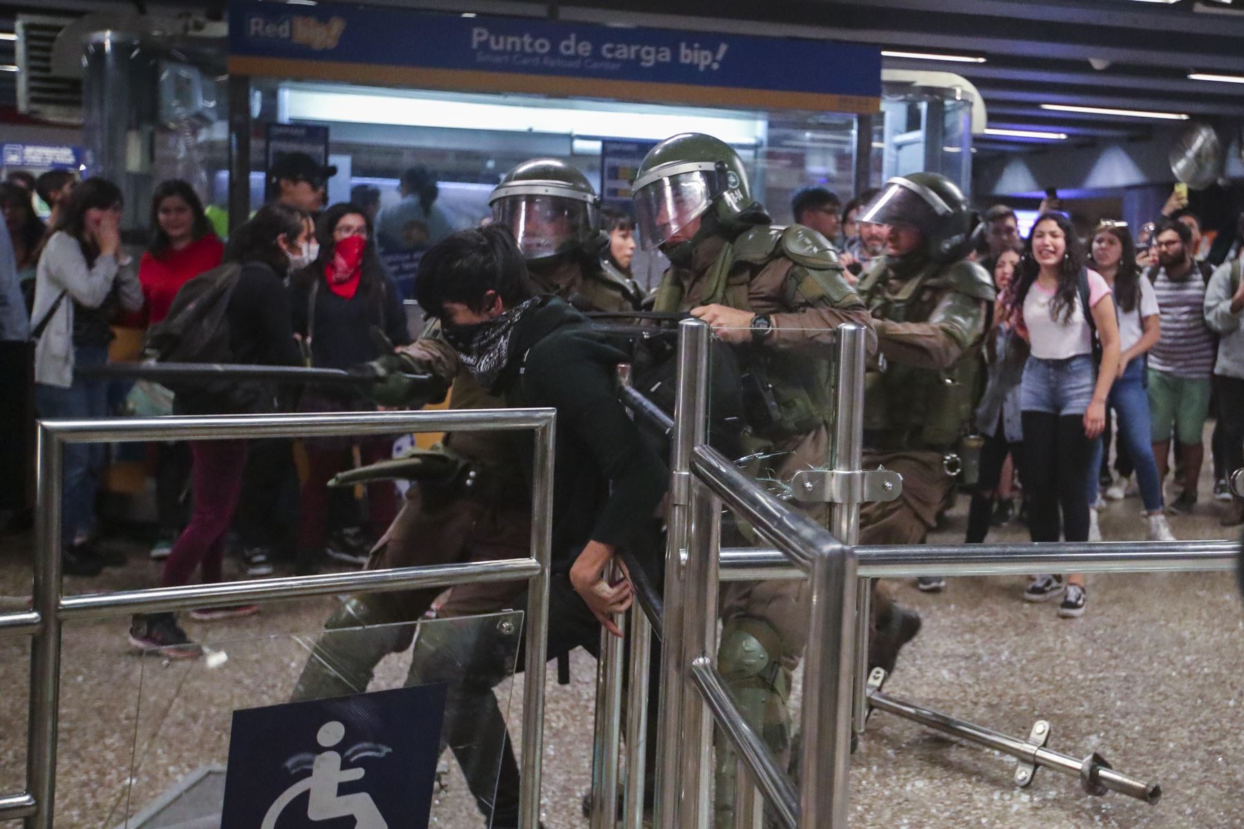 Estudiantes escolares y universitarios se unieron a una protesta masiva de evasión de tarifas en el metro de Santiago después de la tarifa más alta aumento en los últimos años, paralizando dos de sus líneas principales. Foto: EFE