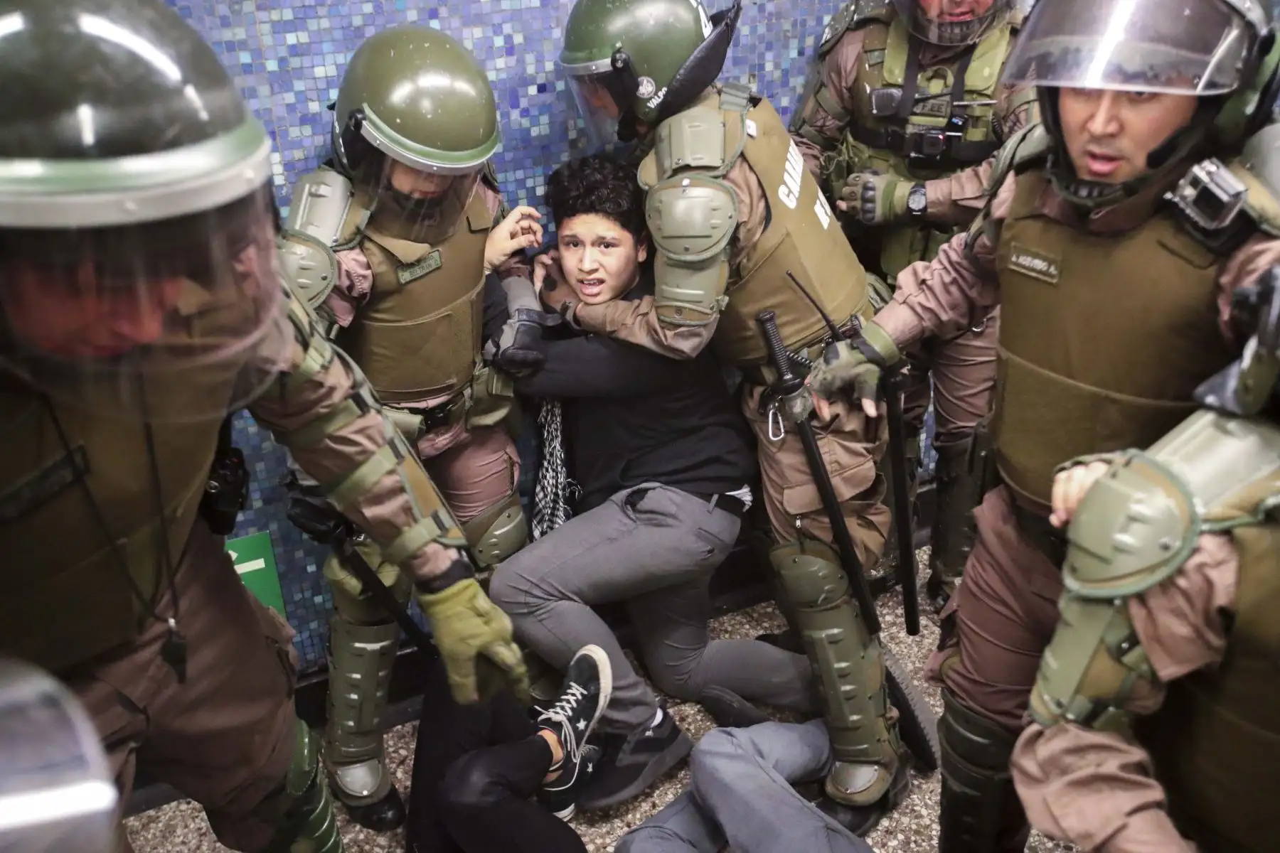 Carabineros detienen a estudiante durante una protesta masiva de evasión de tarifas en el metro de Santiago. Foto: EFE