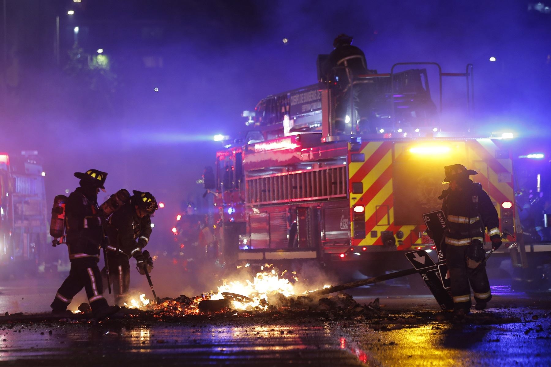Disturbios ocurridos en la víspera en Santiago de Chile que provocaron el decreto de estado de emergencia. Foto: AFP.