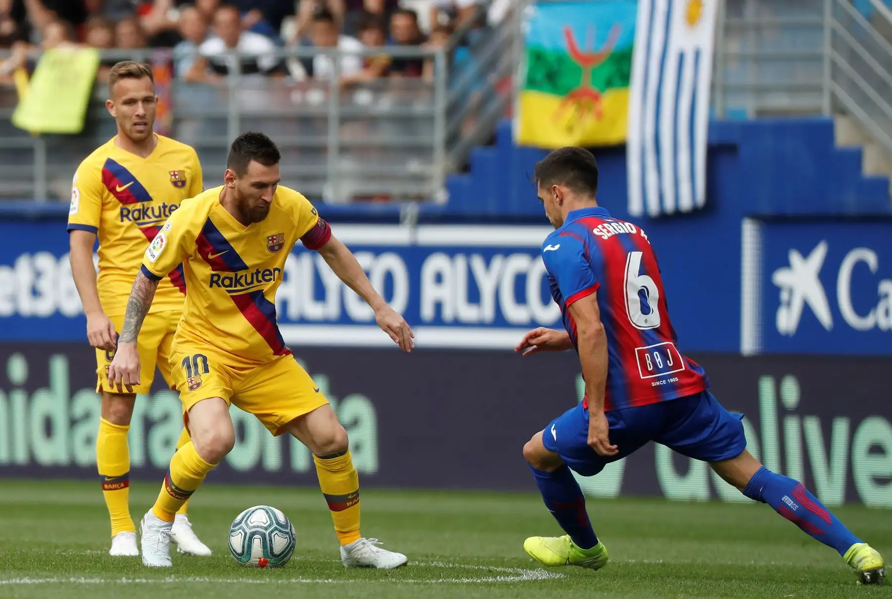 El jugador del Eibar, Sergio Alvarez, disputa el balón con el delantero del Barcelona Lionel Messi en el partido correspondiente a la novena jornada de LaLiga Santander. Foto: EFE