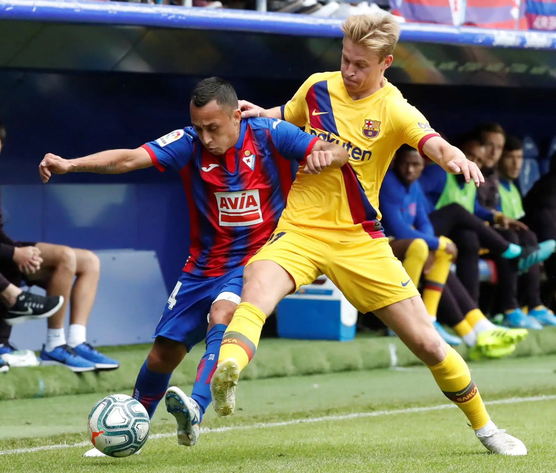 El jugador del Eibar, Fabian Orellana, disputa el balón contra el jugador del Barcelona Frenkie de Jong en partido disputado por Liga Santander. Foto: EFE