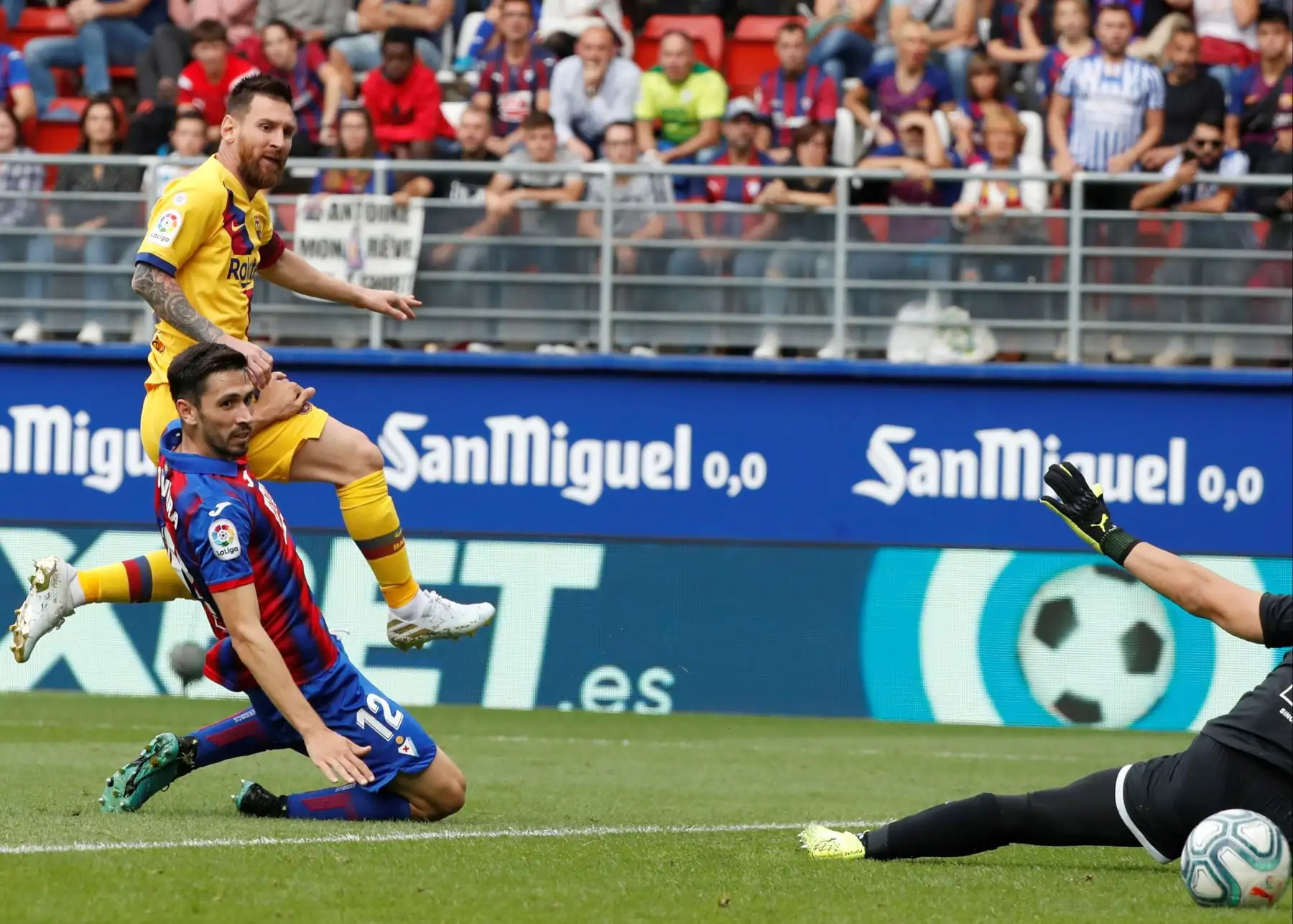 El astro argentino del Barcelona, Lionel Messi, convirtió el segundo tanto para su equipo en partido disputado contra Eibar por Liga Santander. Foto: EFE