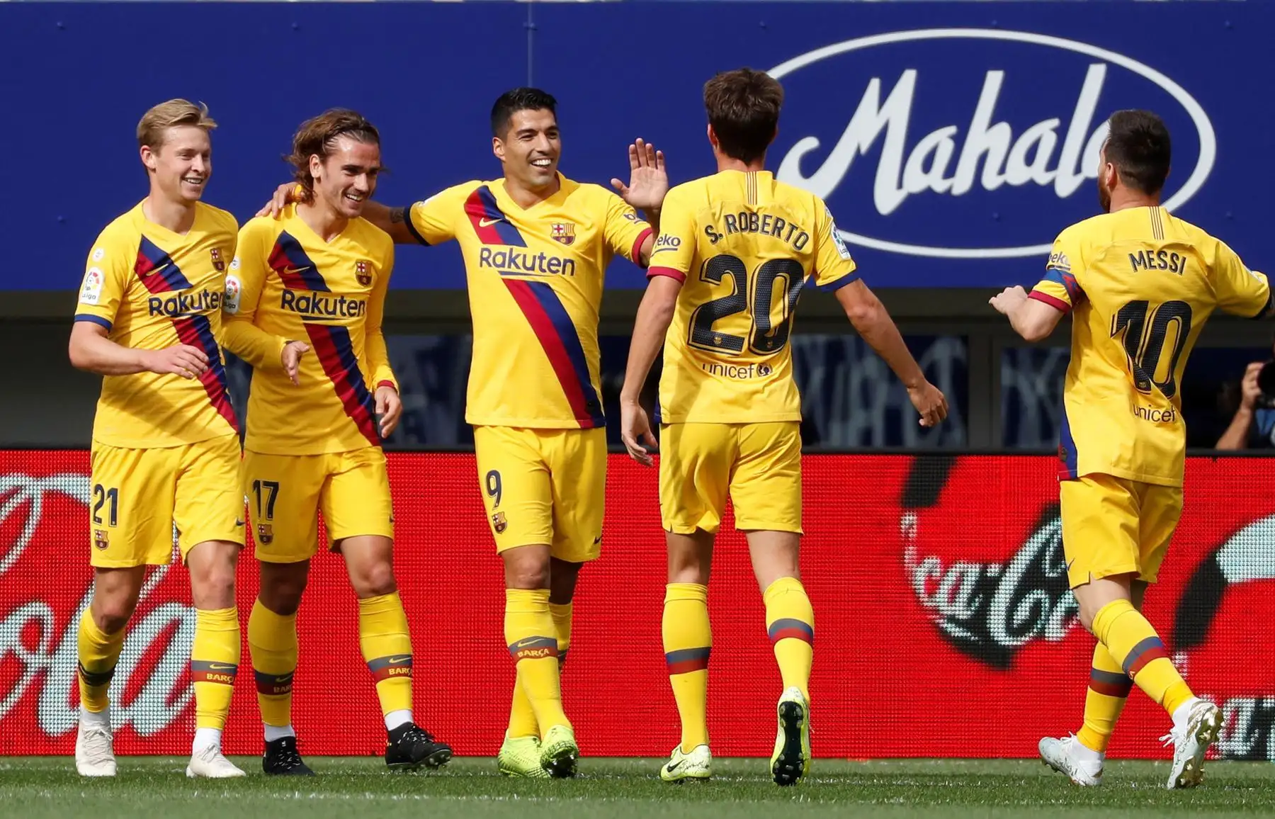 El delantero uruguayo del Barcelona, Luis Suárez, celebra tercer gol junto a su equipo en partido disputado contra Eibar por Liga Santander. Foto: EFE