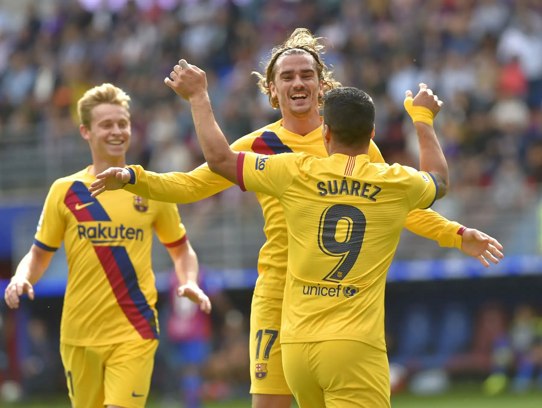 El delantero francés de Barcelona, Antoine Griezmann, celebra junto a Luis Suárez y Frenkie De Jong después de anotar gol a Eibar por Liga Santander. Foto: AFP