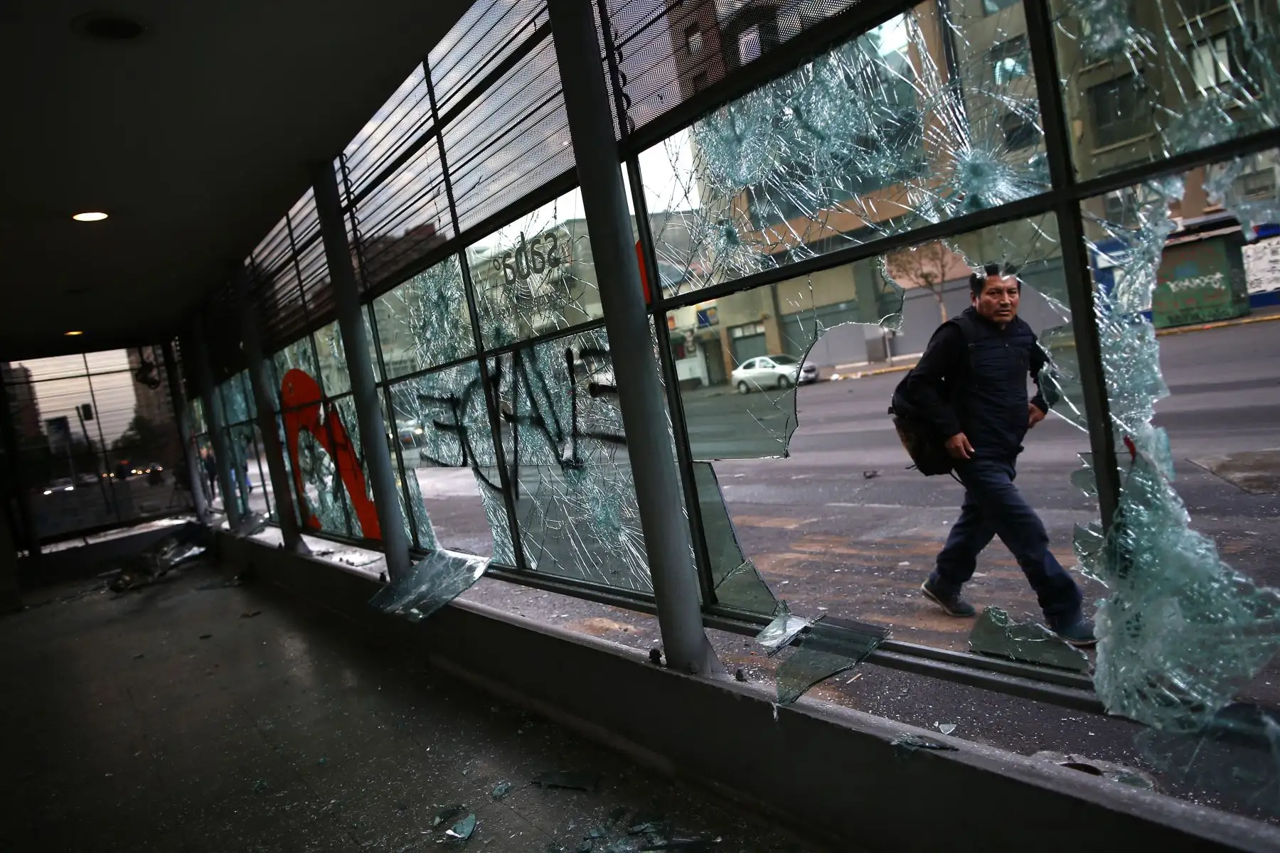 Así amaneció Chile tras protestas por alza de tarifa del Metro. Foto: AFP
