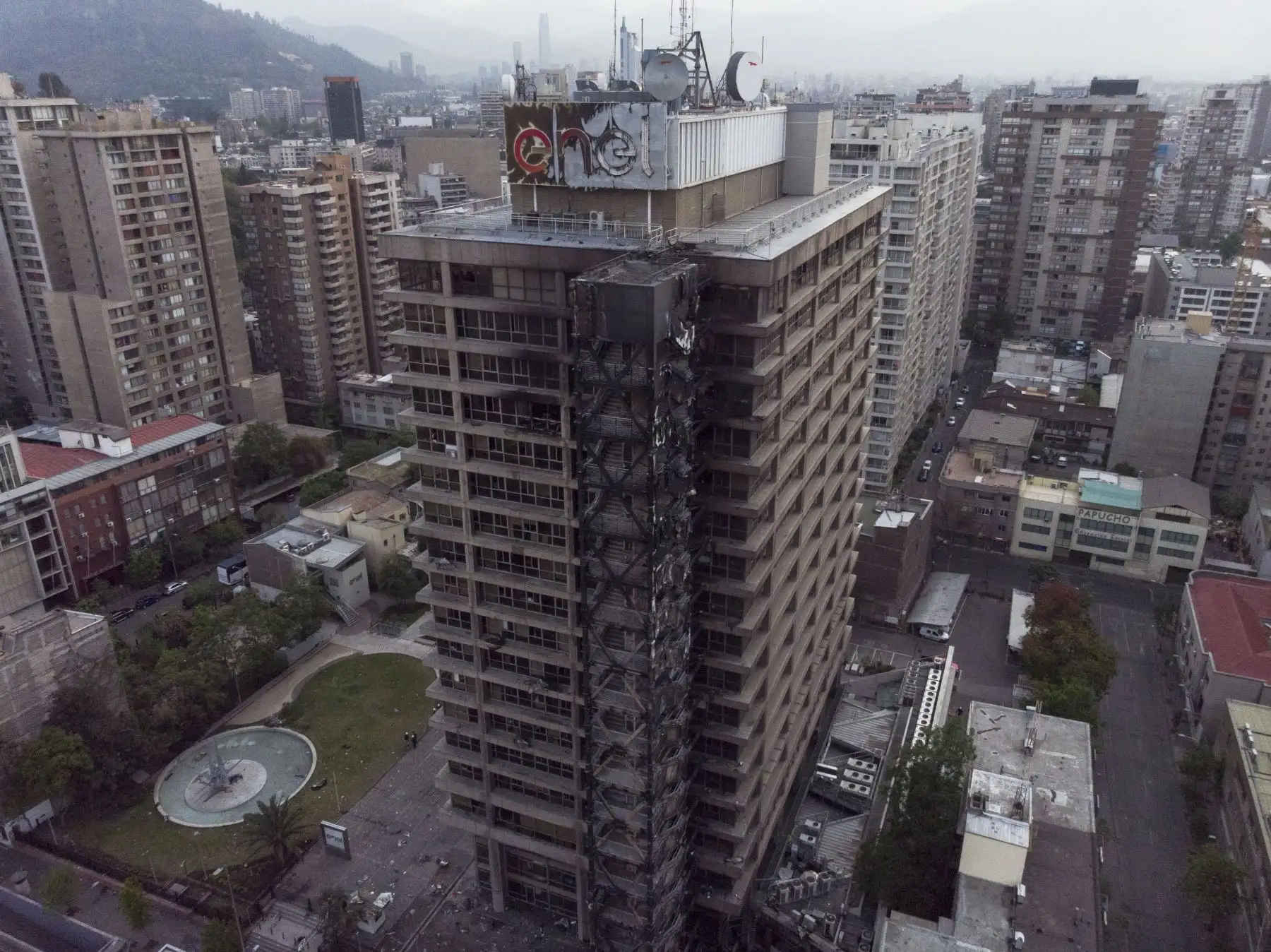 Enel Chile informó que un grupo de desconocidos atacó su edificio corporativo en Santiago, en medio de las protestas por alza de tarifa del Metro. Foto: AFP