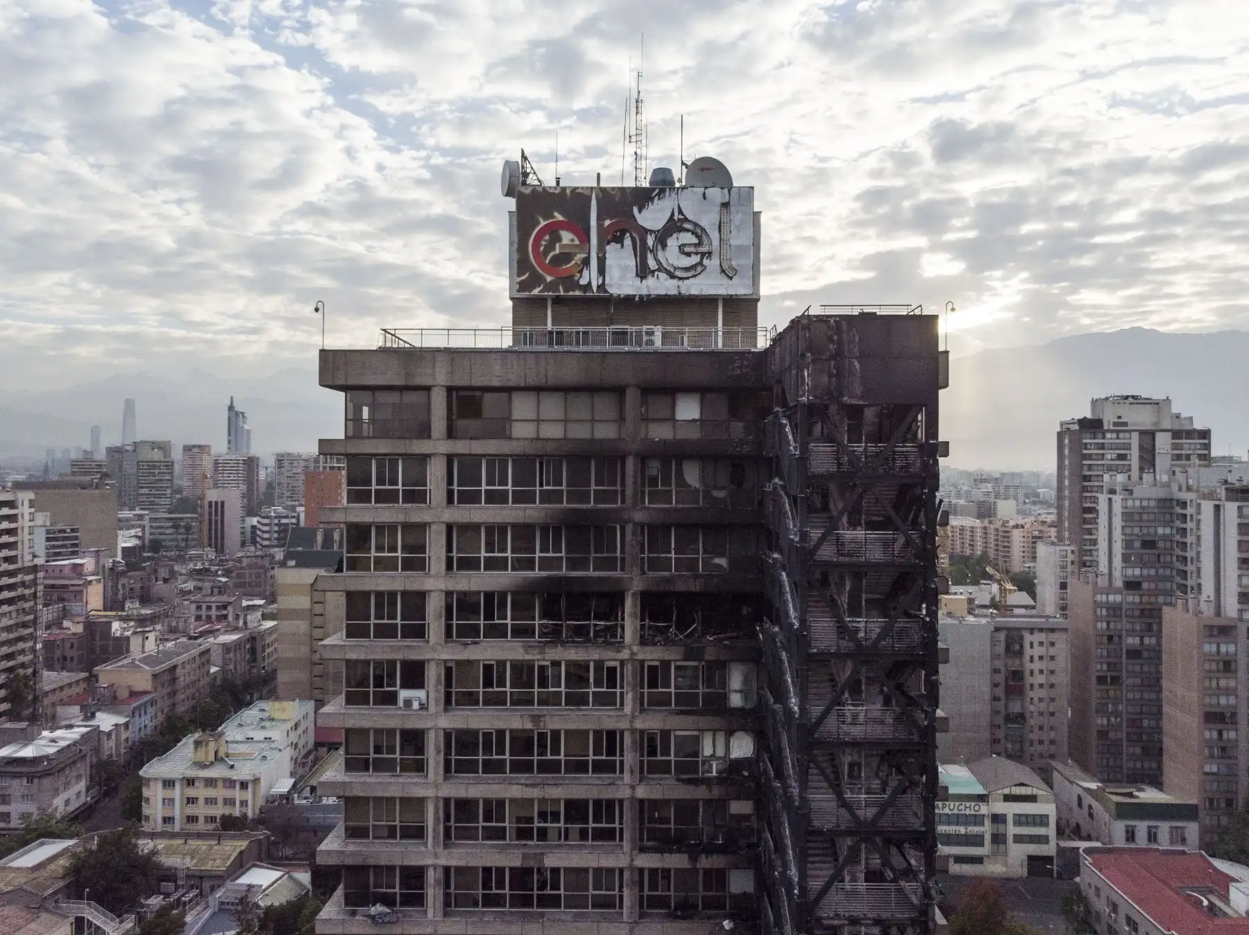 Enel Chile informó que un grupo de desconocidos atacó su edificio corporativo en Santiago, en medio de las protestas por alza de tarifa del Metro. Foto: AFP
