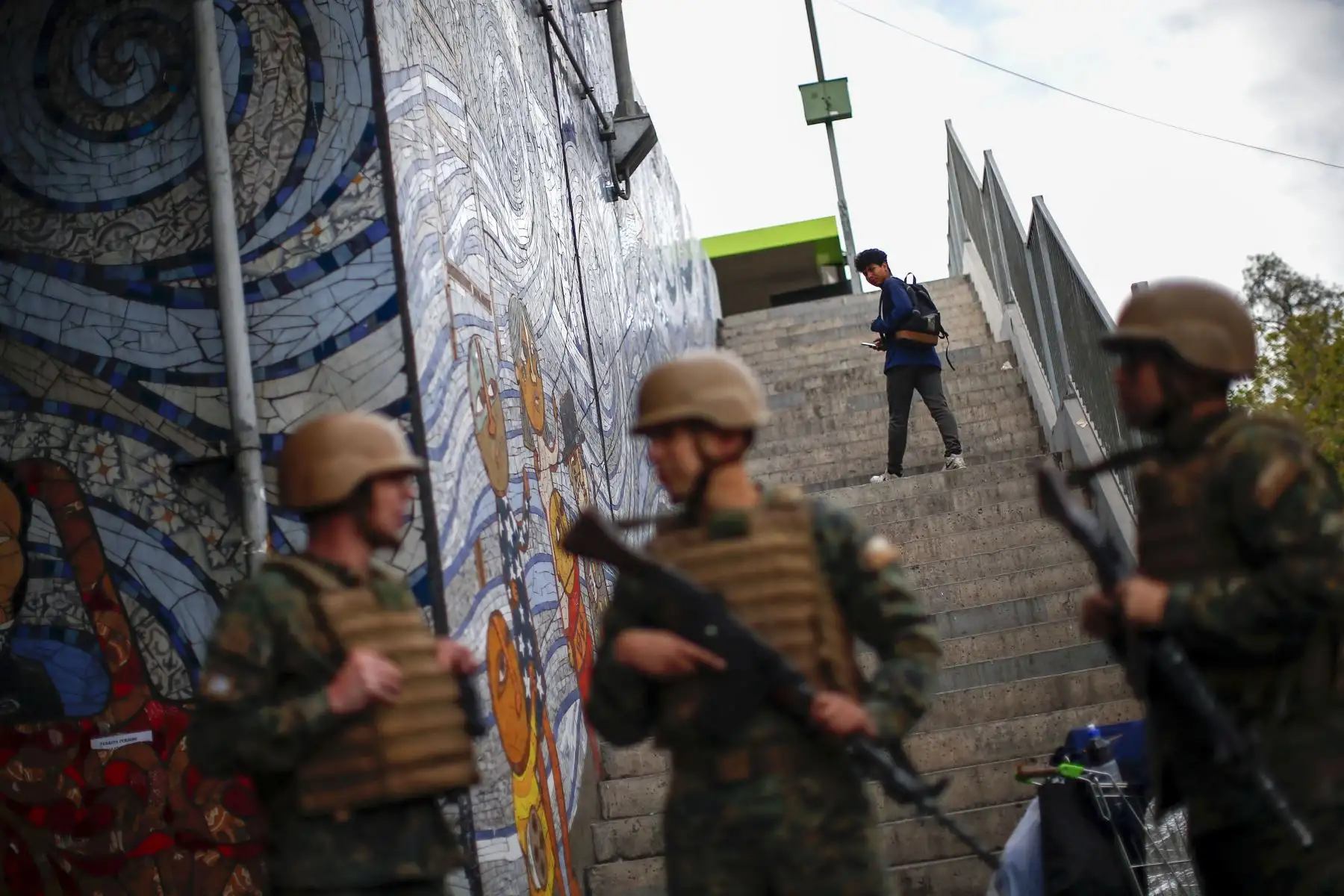 Soldados chilenos patrullan las calles de Santiago en las primeras horas del sábado después de una protesta masiva por alza de tarifas del Metro. Foto: AFP