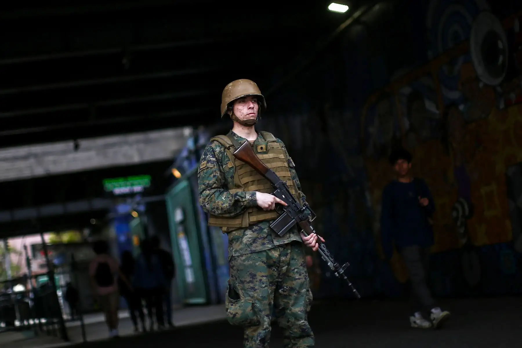 Soldados chilenos patrullan las calles de Santiago en las primeras horas del sábado después de una protesta masiva por alza de tarifas del Metro. Foto: AFP