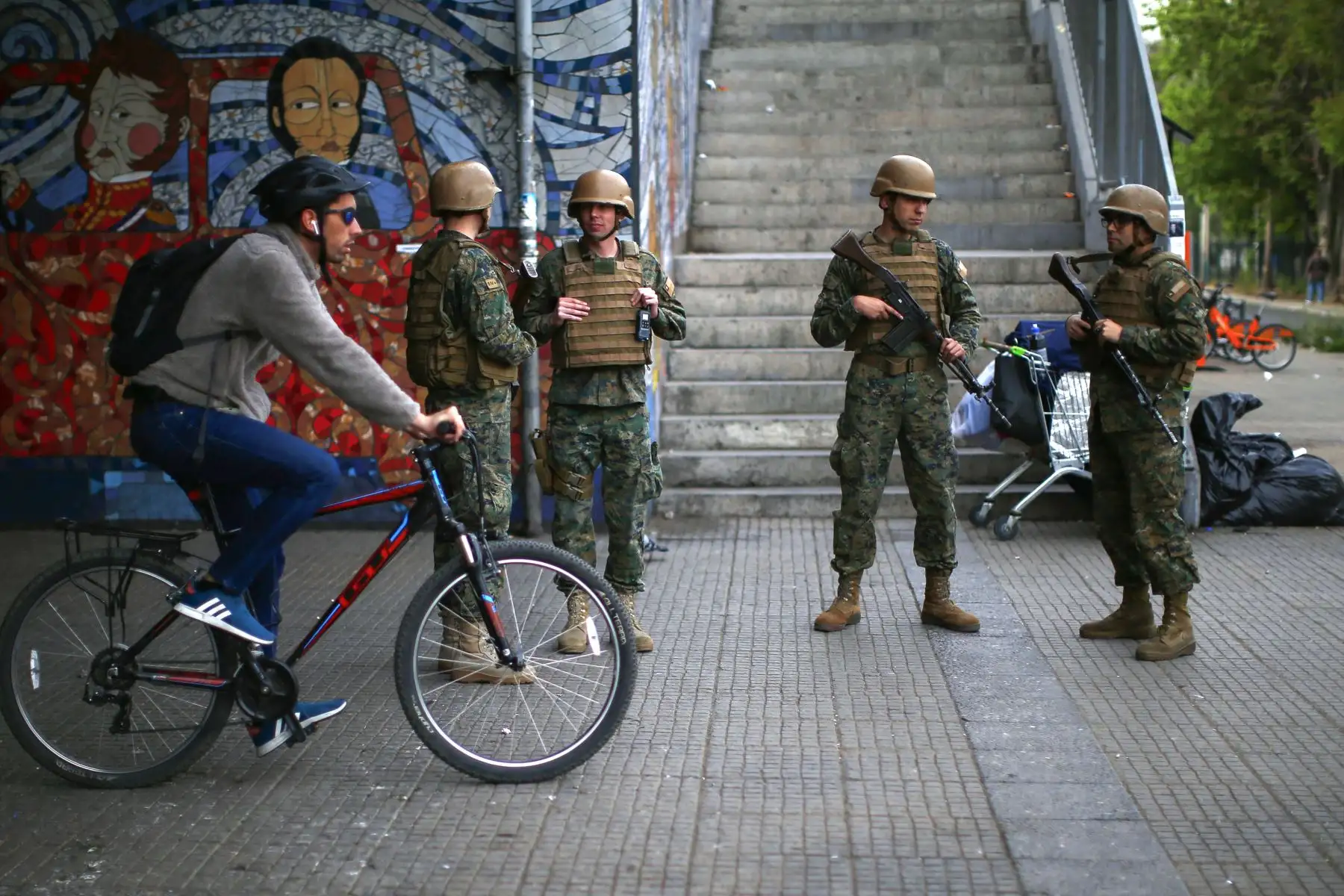 Soldados chilenos patrullan las calles de Santiago en las primeras horas del sábado después de una protesta masiva por alza de tarifas del Metro. Foto: AFP