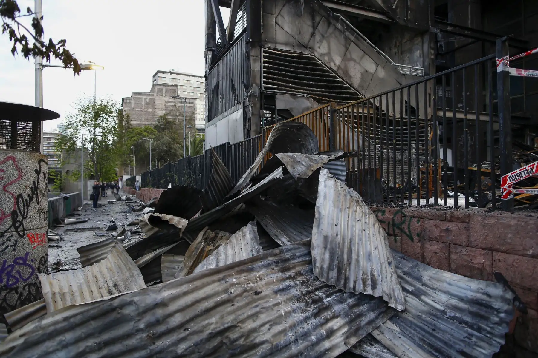 Así amaneció Chile tras protestas por alza de tarifa del Metro. Foto: AFP