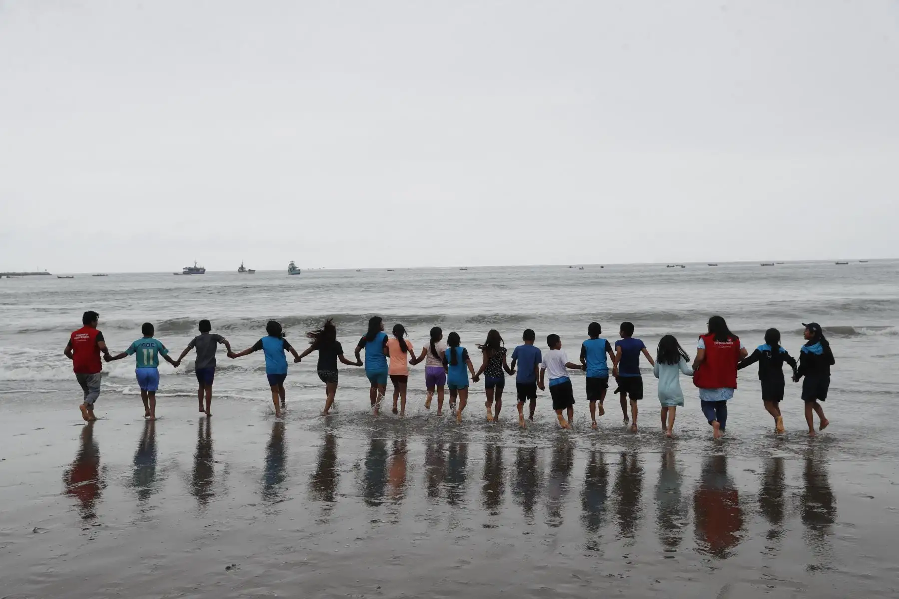 Un total de 160 escolares de 22 pueblos originarios del país disfrutaron del mar en playa Agua Dulce, en Chorrillos. Foto: ANDINA/Renato Pajuelo
