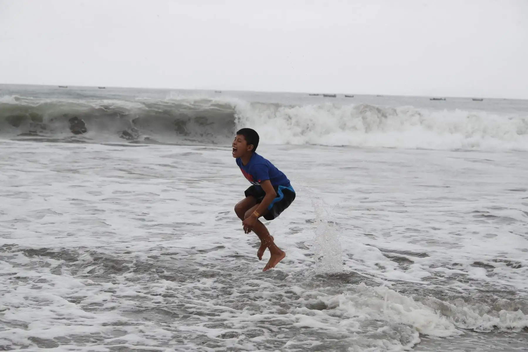 Un total de 160 escolares de 22 pueblos originarios del país disfrutaron del mar en playa Agua Dulce, en Chorrillos. Foto: ANDINA/Renato Pajuelo