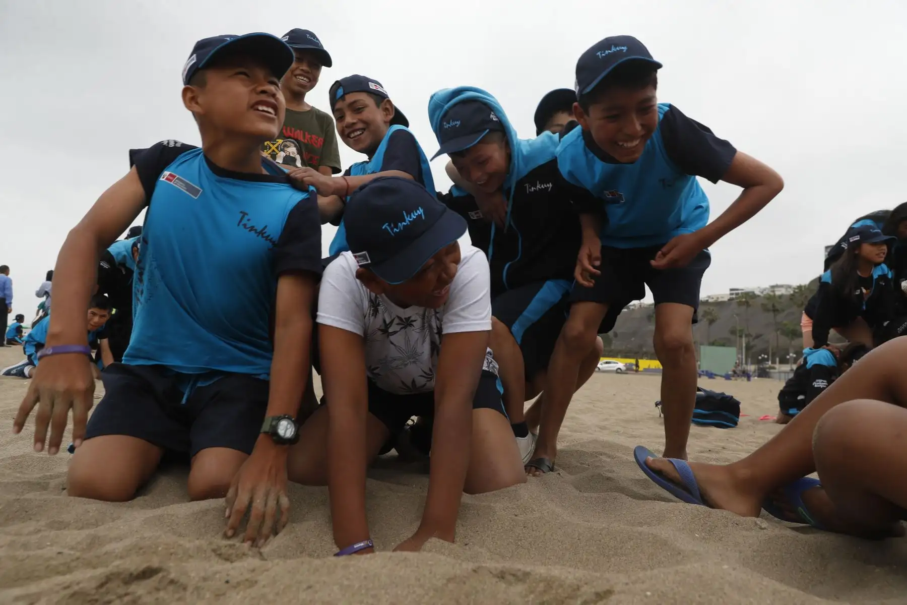 Un total de 160 escolares de 22 pueblos originarios del país disfrutaron del mar en playa Agua Dulce, en Chorrillos. Foto: ANDINA/Renato Pajuelo
