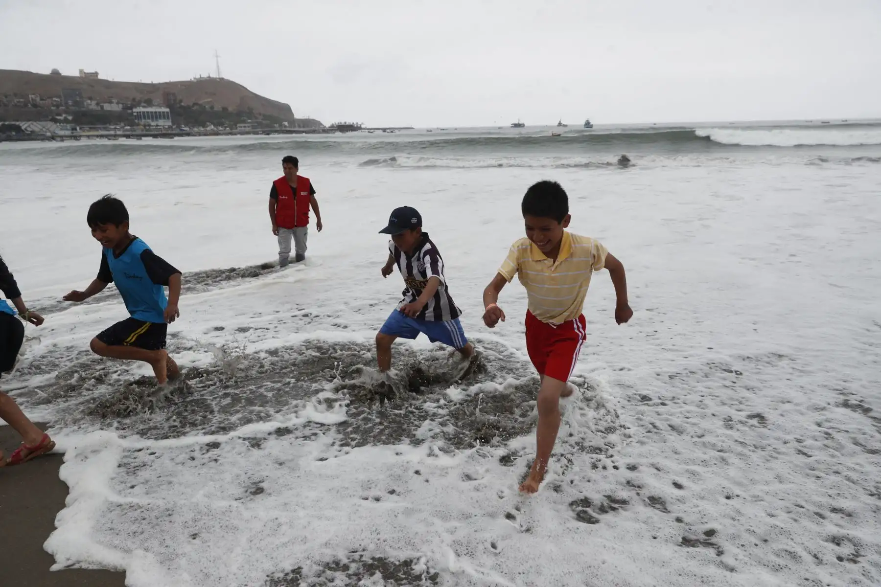 Un total de 160 escolares de 22 pueblos originarios del país disfrutaron del mar en playa Agua Dulce, en Chorrillos. Foto: ANDINA/Renato Pajuelo