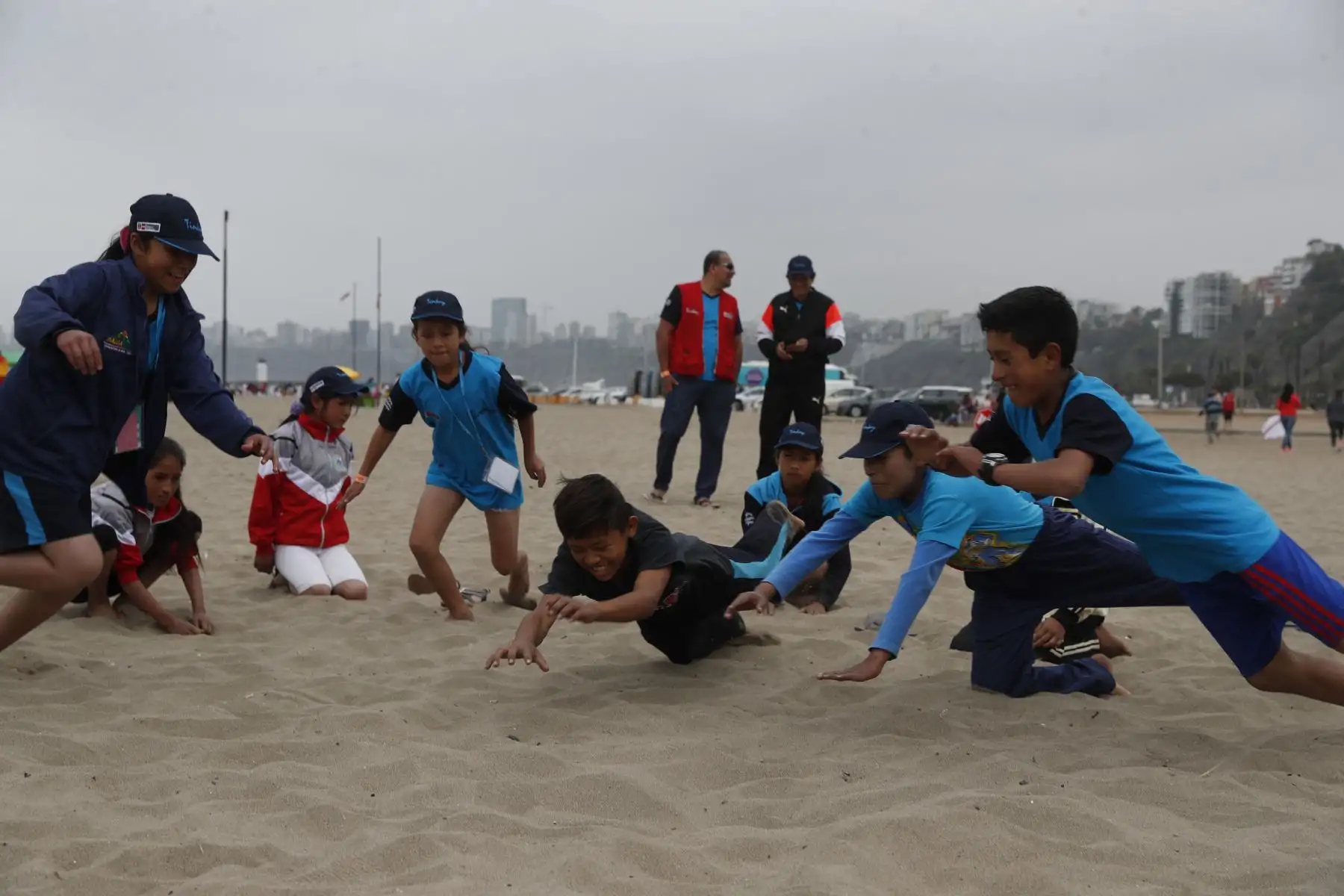Un total de 160 escolares de 22 pueblos originarios del país disfrutaron del mar en playa Agua Dulce, en Chorrillos. Foto: ANDINA/Renato Pajuelo
