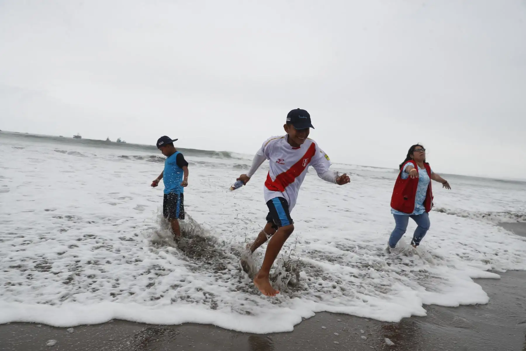 Un total de 160 escolares de 22 pueblos originarios del país disfrutaron del mar en playa Agua Dulce, en Chorrillos. Foto: ANDINA/Renato Pajuelo
