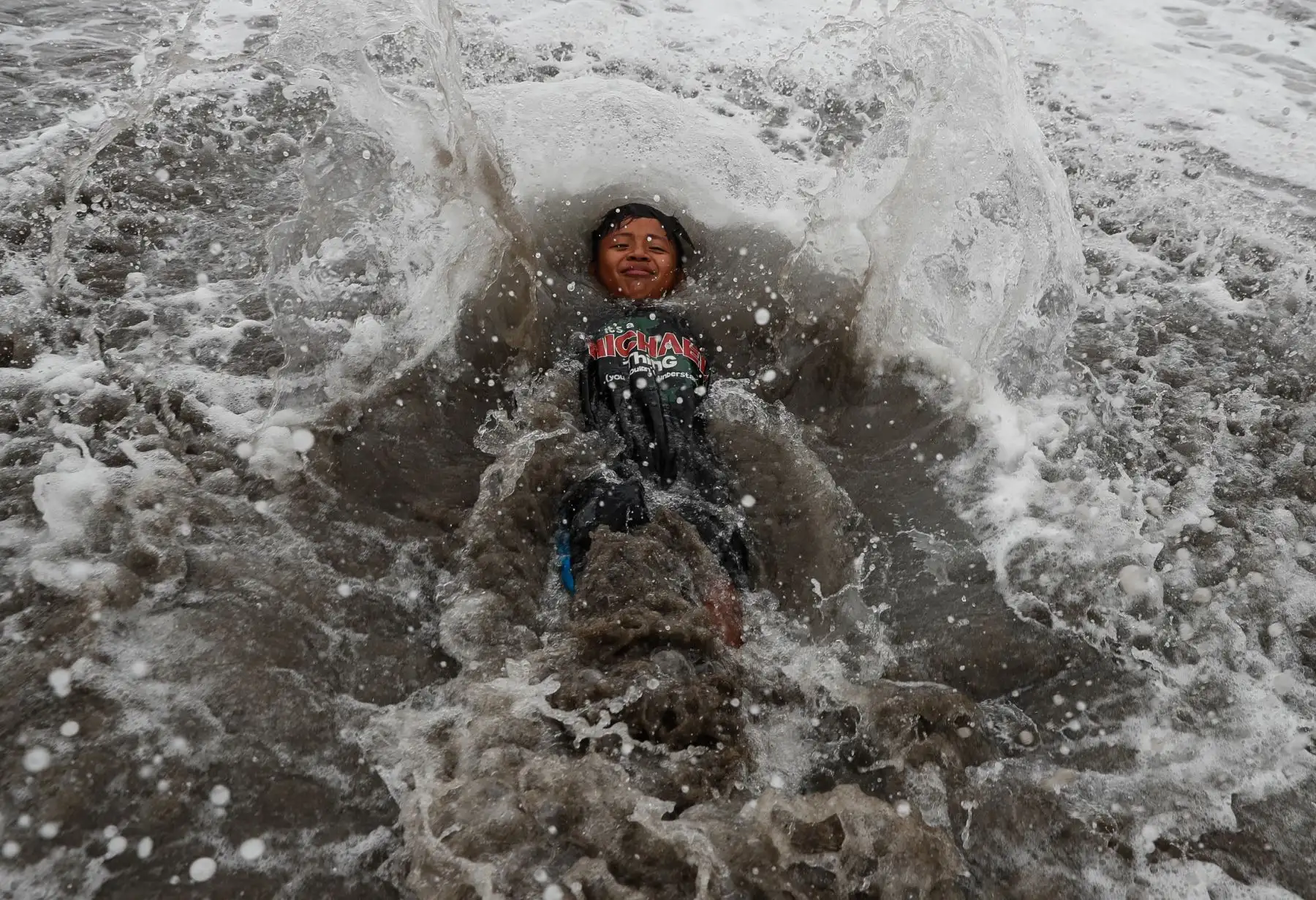 Un total de 160 escolares de 22 pueblos originarios del país disfrutaron del mar en playa Agua Dulce, en Chorrillos. Foto: ANDINA/Renato Pajuelo