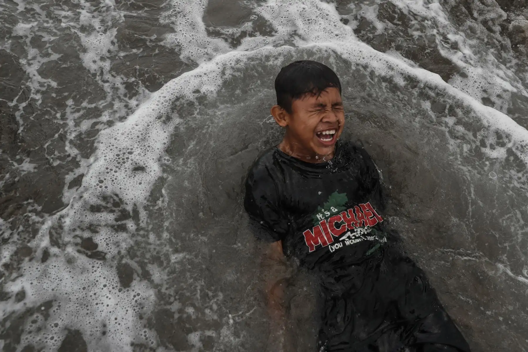 Un total de 160 escolares de 22 pueblos originarios del país disfrutaron del mar en playa Agua Dulce, en Chorrillos. Foto: ANDINA/Renato Pajuelo