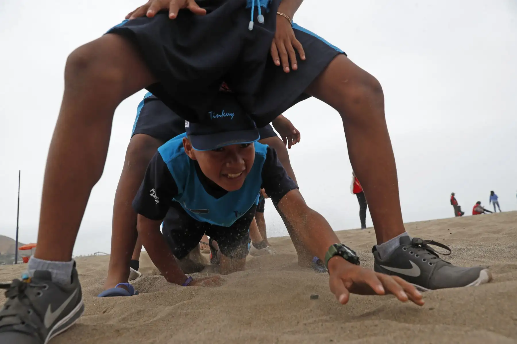 Un total de 160 escolares de 22 pueblos originarios del país disfrutaron del mar en playa Agua Dulce, en Chorrillos. Foto: ANDINA/Renato Pajuelo