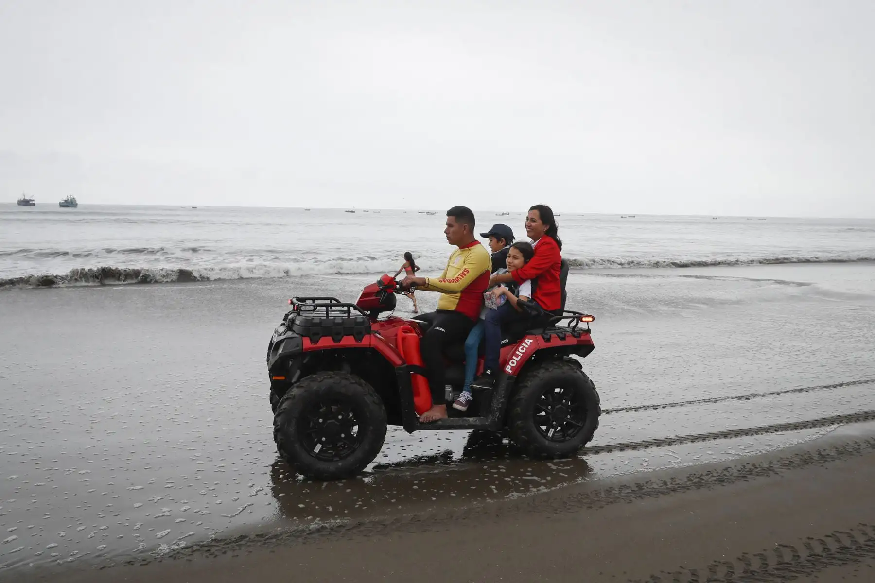 Un total de 160 escolares de 22 pueblos originarios del país disfrutaron del mar en playa Agua Dulce, en Chorrillos. Foto: ANDINA/Renato Pajuelo