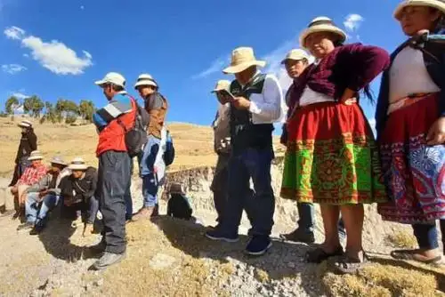 El Ministerio de Agricultura y Riego inició el proceso de señalización de hitos y registro de linderos como parte del proceso de titulación de tierras en dicha comunidad Andrés Avelino Cáceres de la provincia de Cotabambas en la región Apurímac.