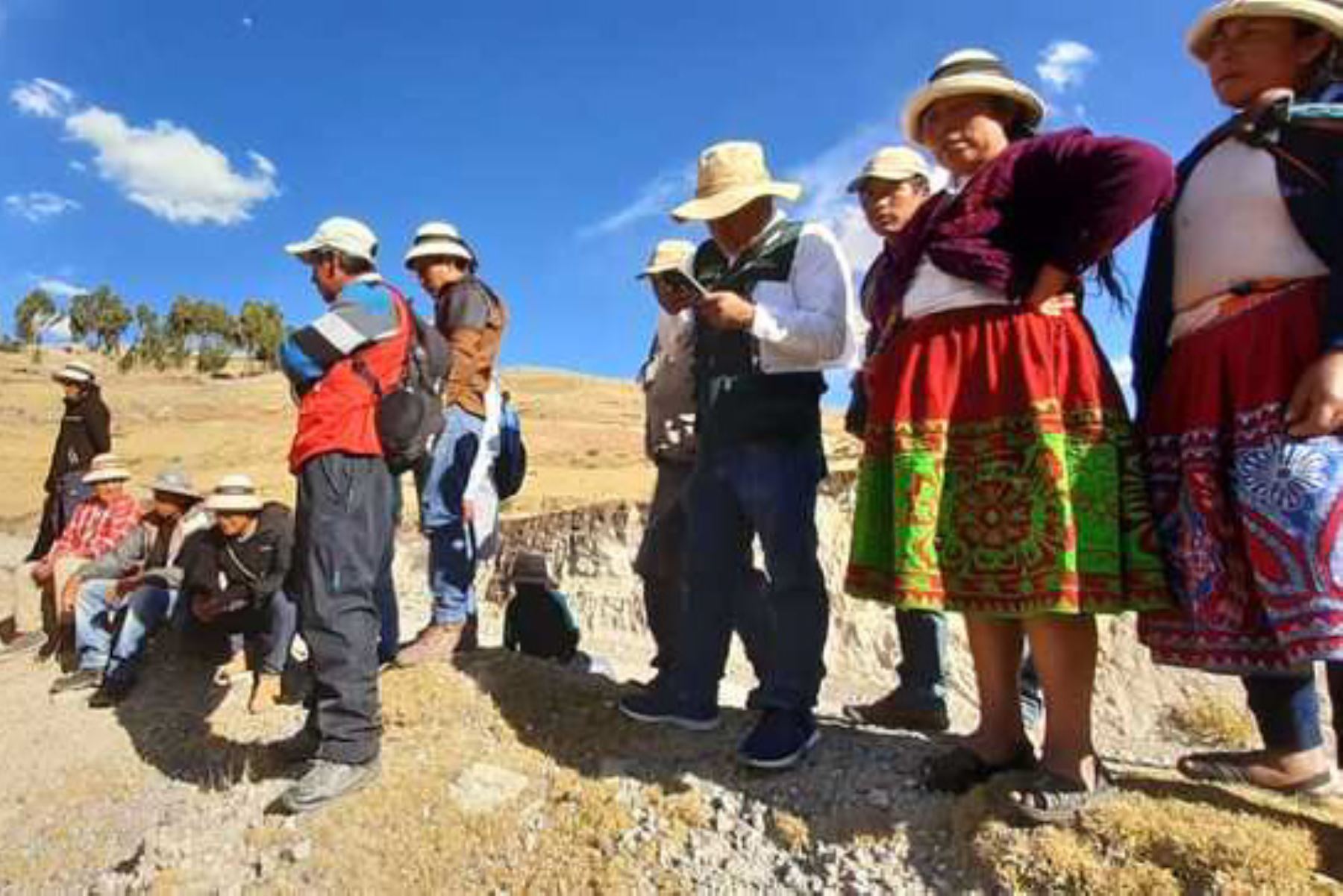 El Ministerio de Agricultura y Riego inició el proceso de señalización de hitos y registro de linderos como parte del proceso de titulación de tierras en dicha comunidad Andrés Avelino Cáceres de la provincia de Cotabambas en la región Apurímac.