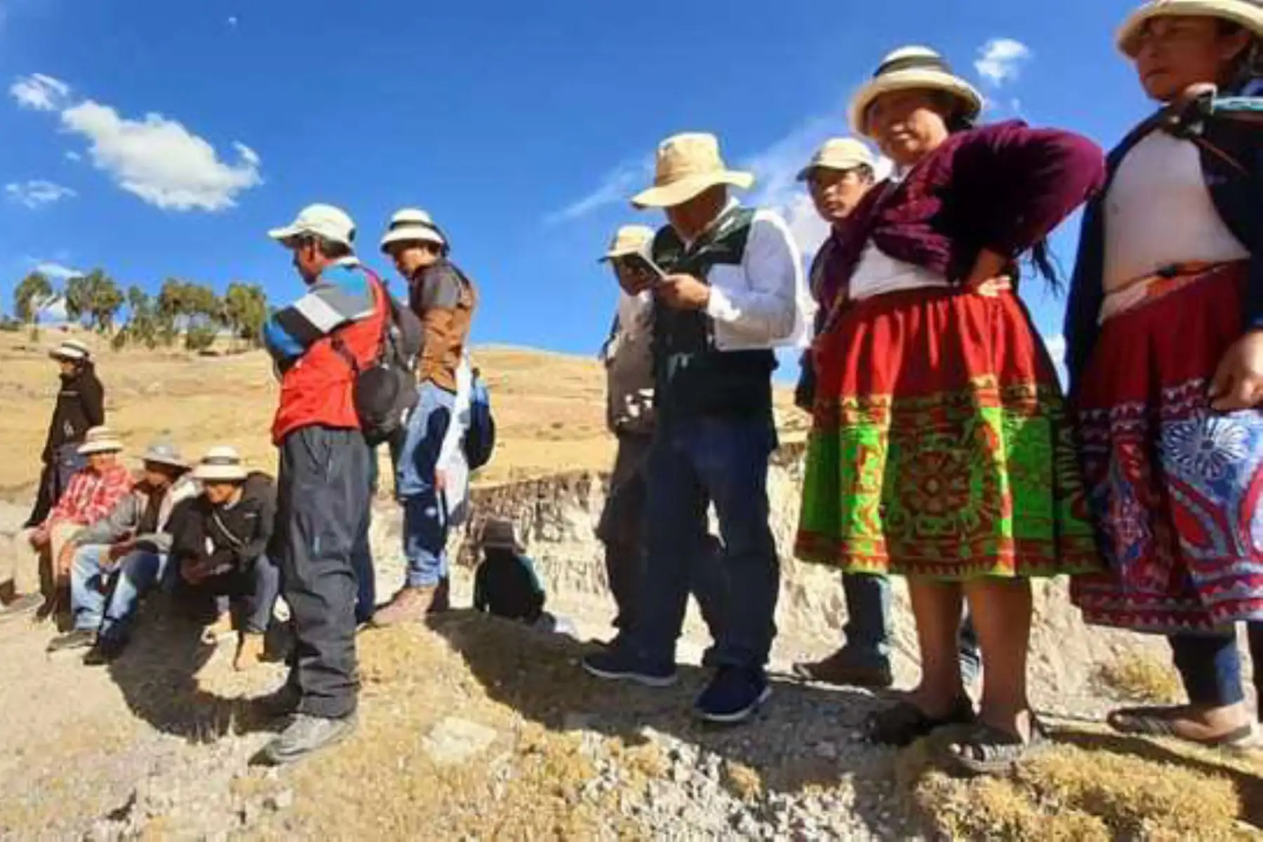 El Ministerio de Agricultura y Riego inició el proceso de señalización de hitos y registro de linderos como parte del proceso de titulación de tierras en dicha comunidad Andrés Avelino Cáceres de la provincia de Cotabambas en la región Apurímac.