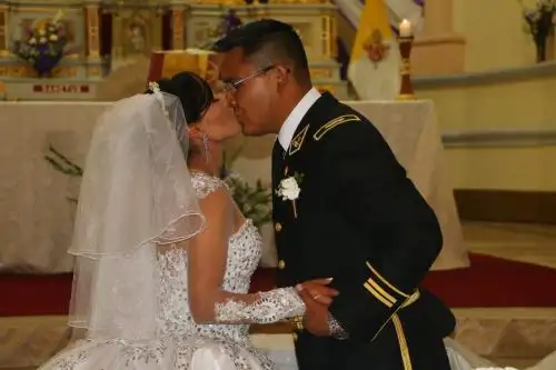 La destacada atleta Santa Inés Melchor Huiza contrajo matrimonio religioso hoy en el templo matriz de la ciudad capital de la región Junín con el amor de su vida, el teniente de la Policía Nacional del Perú (PNP), Raúl Martín Guzmán Roca.