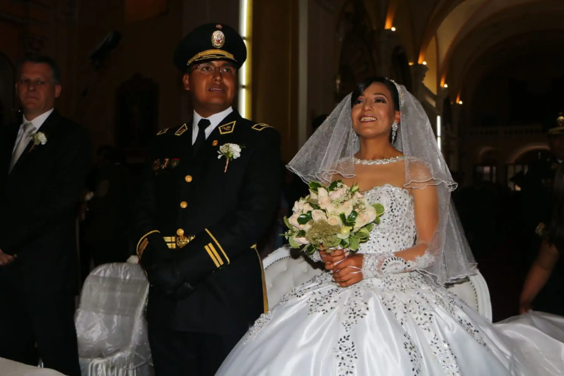 La destacada atleta Santa Inés Melchor Huiza contrajo matrimonio religioso hoy en el templo matriz de la ciudad capital de la región Junín con el amor de su vida, el teniente de la Policía Nacional del Perú (PNP), Raúl Martín Guzmán Roca.