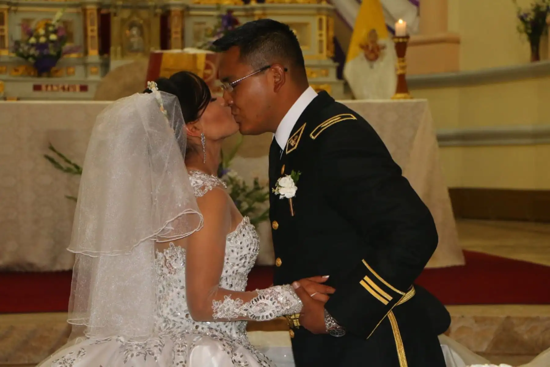 La destacada atleta Santa Inés Melchor Huiza contrajo matrimonio religioso hoy en el templo matriz de la ciudad capital de la región Junín con el amor de su vida, el teniente de la Policía Nacional del Perú (PNP), Raúl Martín Guzmán Roca.