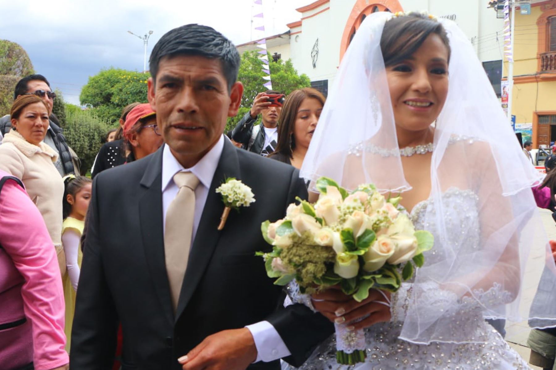 La destacada atleta Santa Inés Melchor Huiza contrajo matrimonio religioso hoy en el templo matriz de la ciudad capital de la región Junín con el amor de su vida, el teniente de la Policía Nacional del Perú (PNP), Raúl Martín Guzmán Roca.