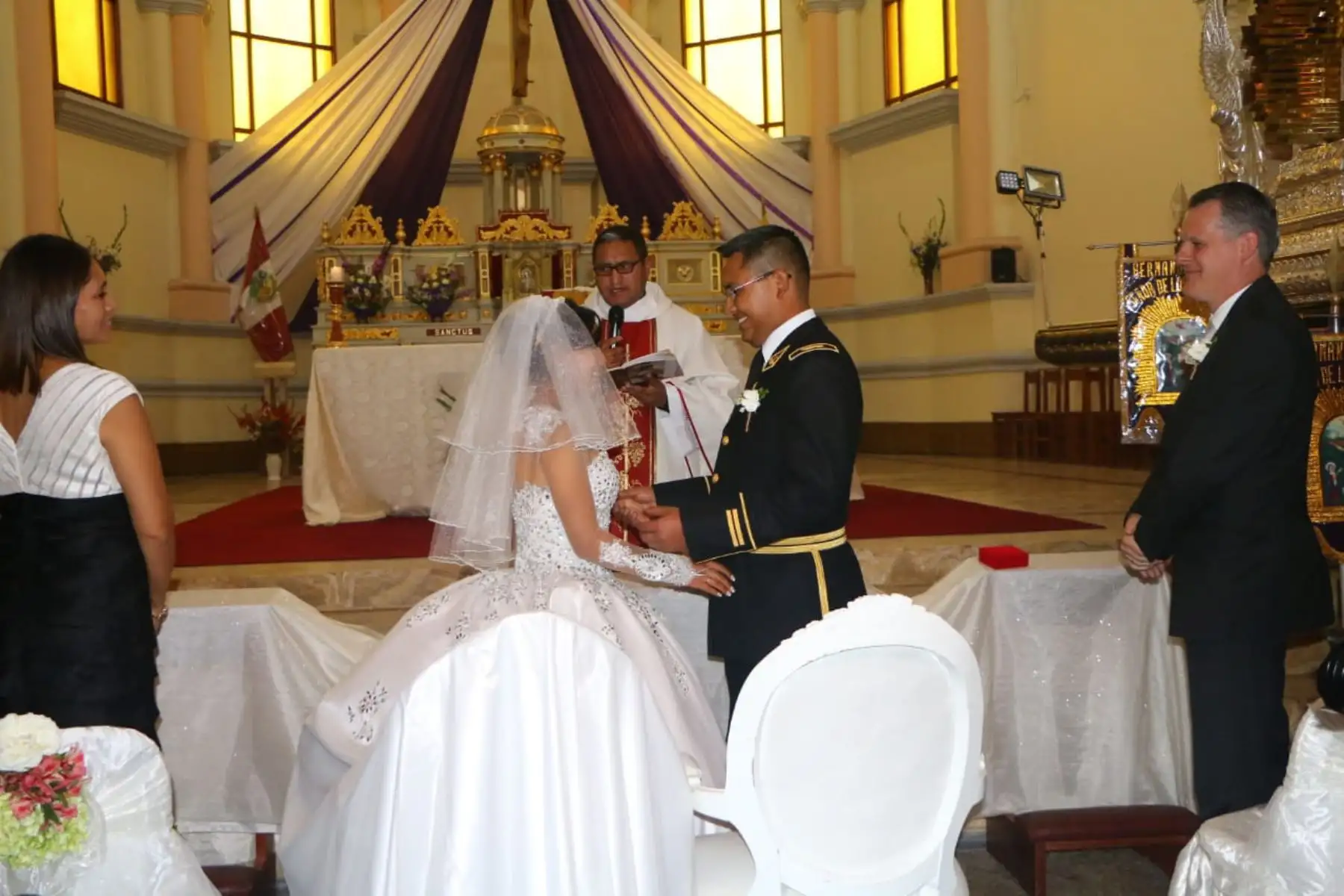 La destacada atleta Santa Inés Melchor Huiza contrajo matrimonio religioso hoy en el templo matriz de la ciudad capital de la región Junín con el amor de su vida, el teniente de la Policía Nacional del Perú (PNP), Raúl Martín Guzmán Roca.