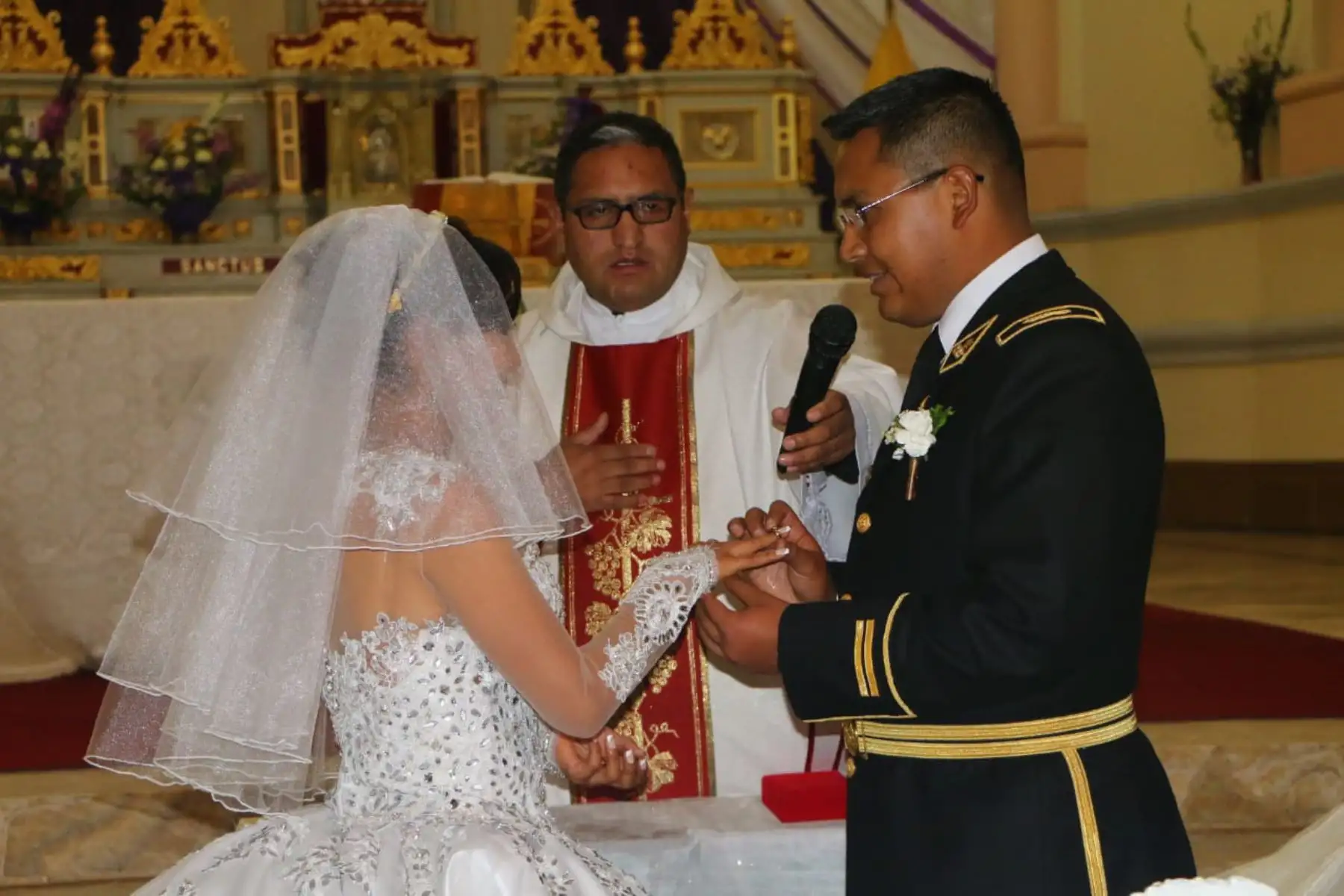La destacada atleta Santa Inés Melchor Huiza contrajo matrimonio religioso hoy en el templo matriz de la ciudad capital de la región Junín con el amor de su vida, el teniente de la Policía Nacional del Perú (PNP), Raúl Martín Guzmán Roca.