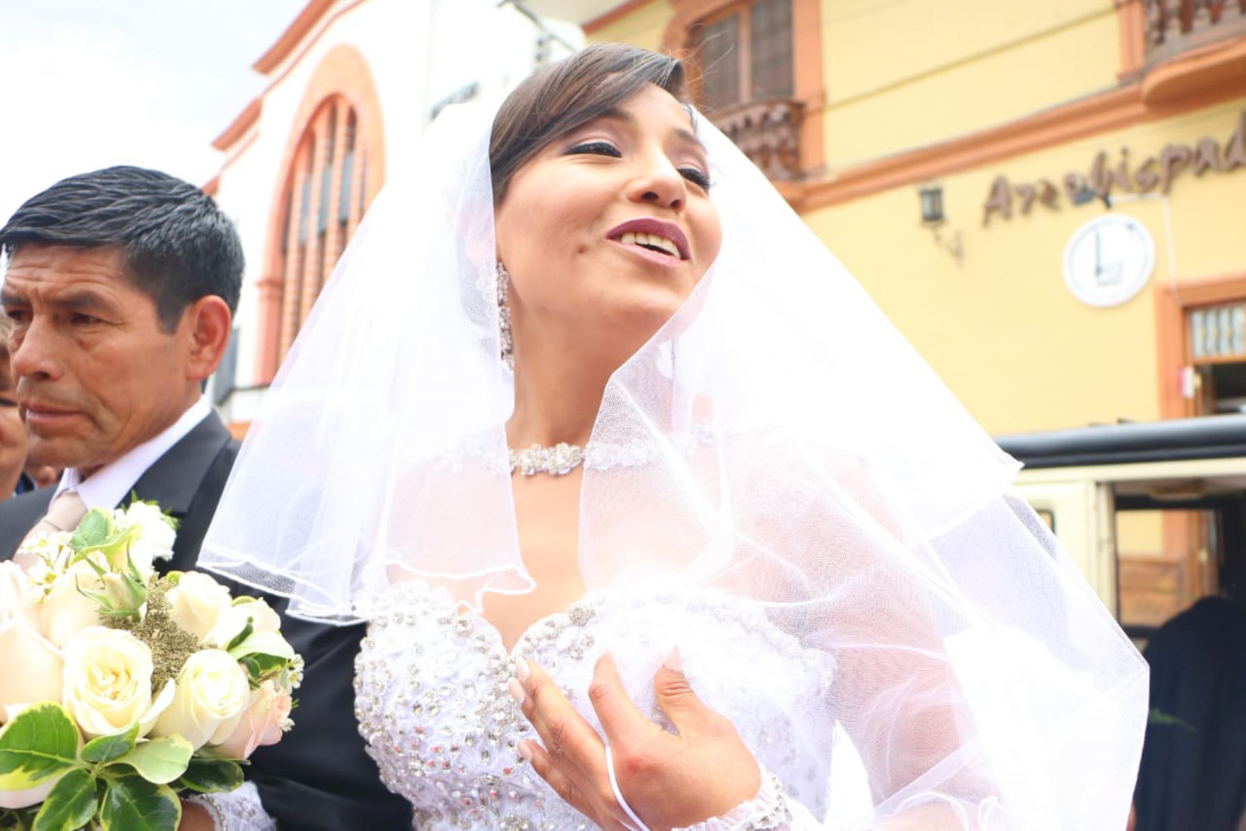 La destacada atleta Santa Inés Melchor Huiza contrajo matrimonio religioso hoy en el templo matriz de la ciudad capital de la región Junín con el amor de su vida, el teniente de la Policía Nacional del Perú (PNP), Raúl Martín Guzmán Roca.