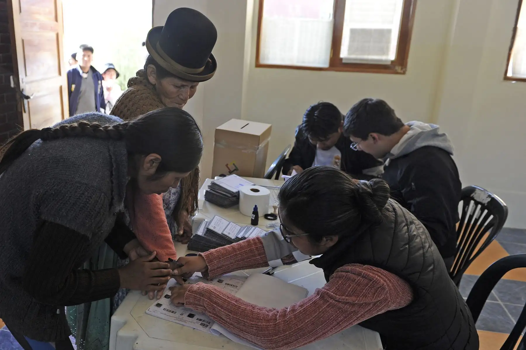 Bolivianos emiten su voto para elecciones presidenciales en su país. Foto: AFP