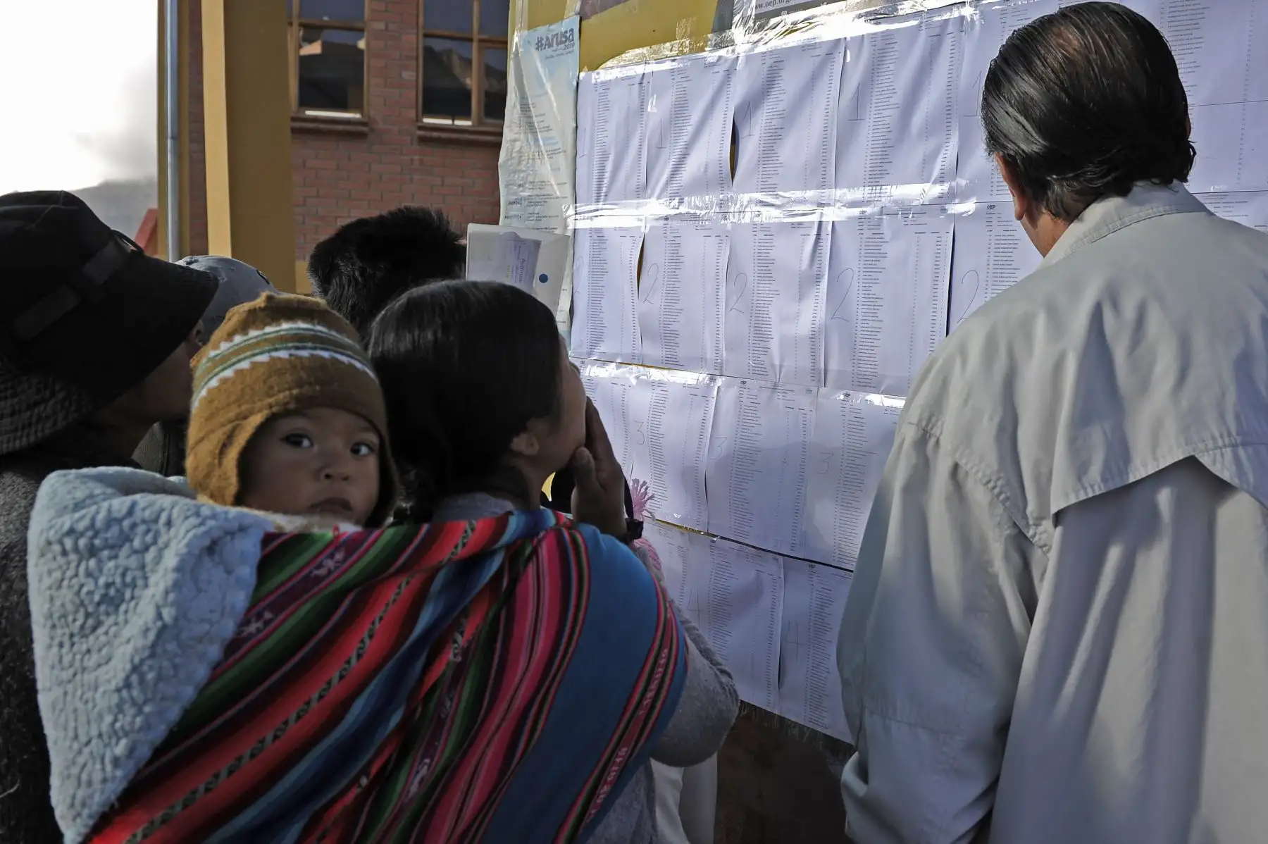 Bolivianos emiten su voto para elecciones presidenciales en su país. Foto: AFP