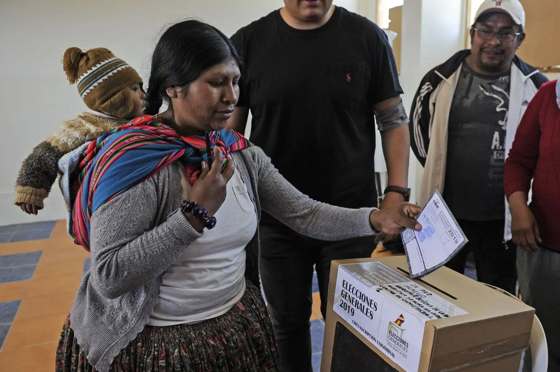 Bolivianos emiten su voto para elecciones presidenciales en su país. Foto: AFP
