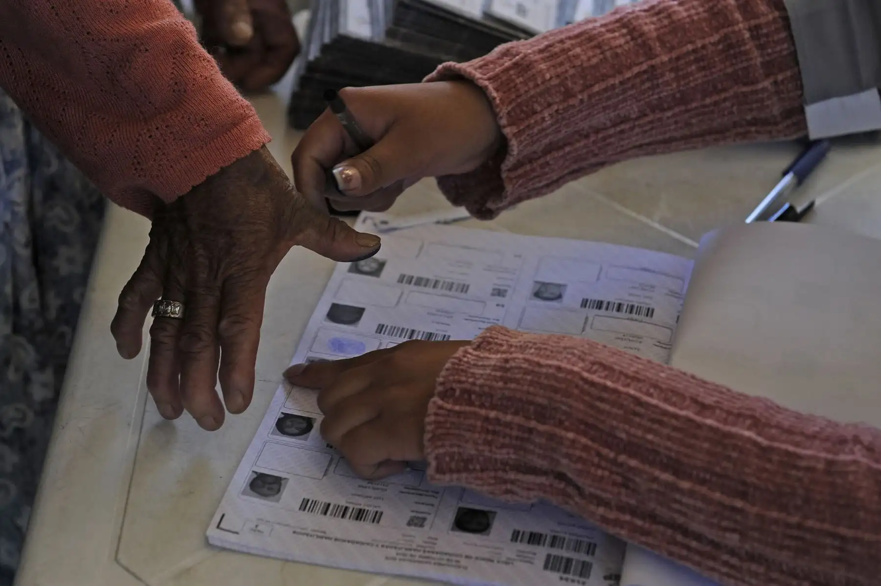 Bolivianos emiten su voto para elecciones presidenciales en su país. Foto: AFP