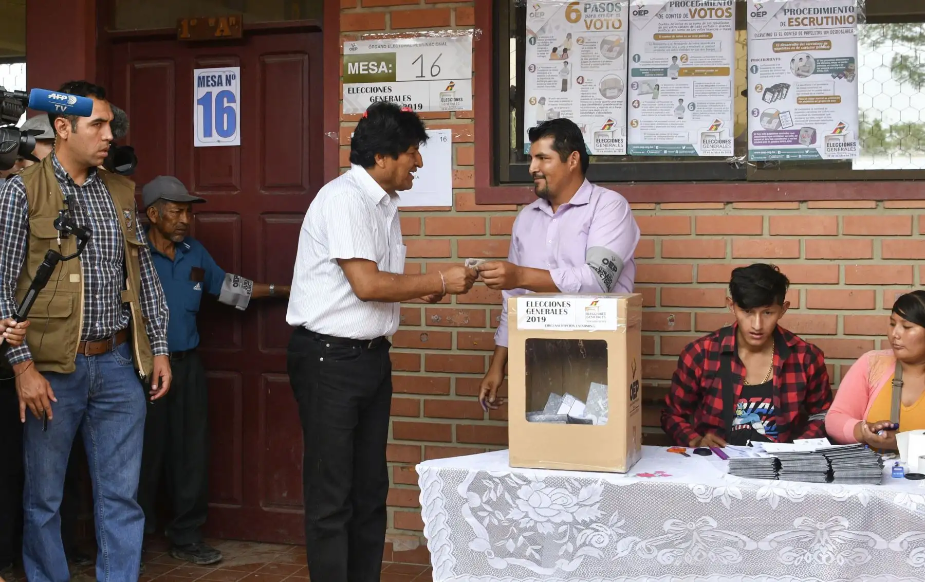 El presidente y candidato presidencial, Evo Morales, emite su voto durante las elecciones de Bolivia. 
Foto: AFP