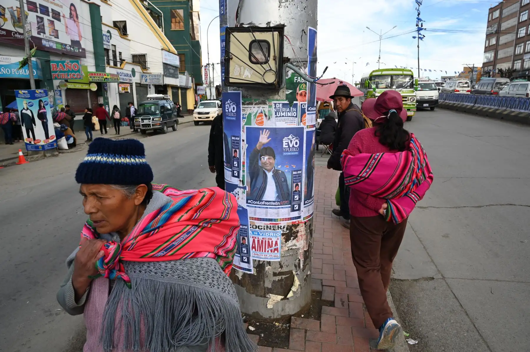 Bolivianos emiten su voto para elegir nuevo presidente en su país. Foto: AFP