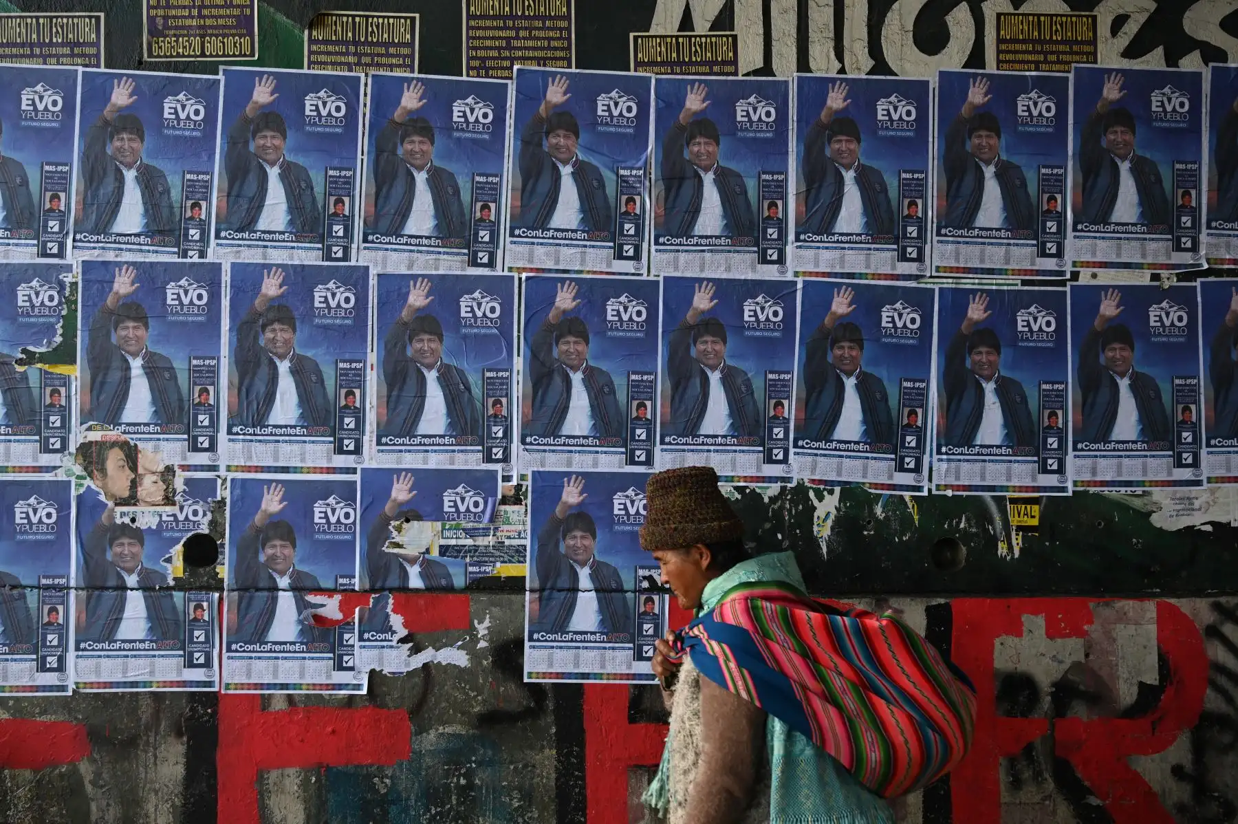 Bolivianos emiten su voto para elegir nuevo presidente en su país. Foto: AFP