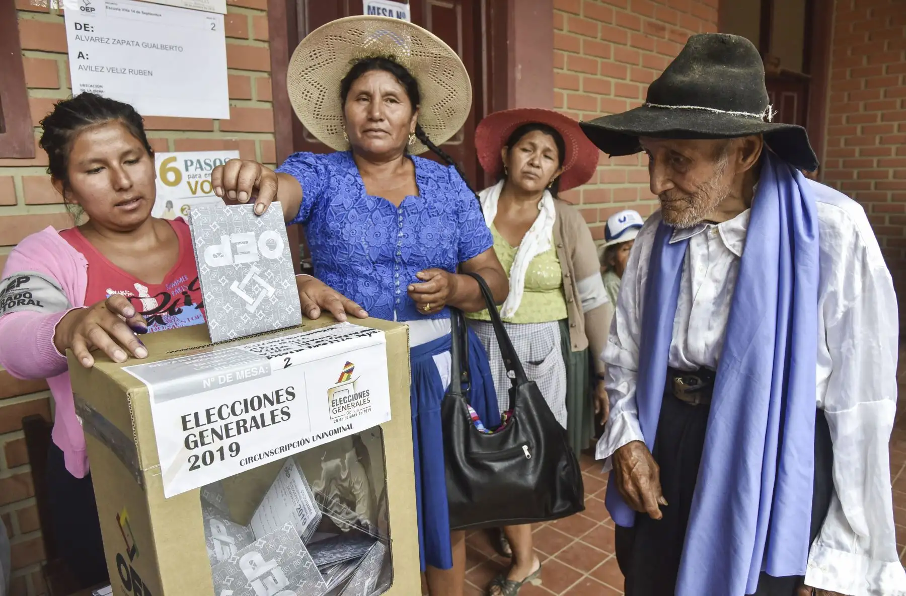 Bolivianos emiten su voto para elegir nuevo presidente en su país. Foto: AFP
