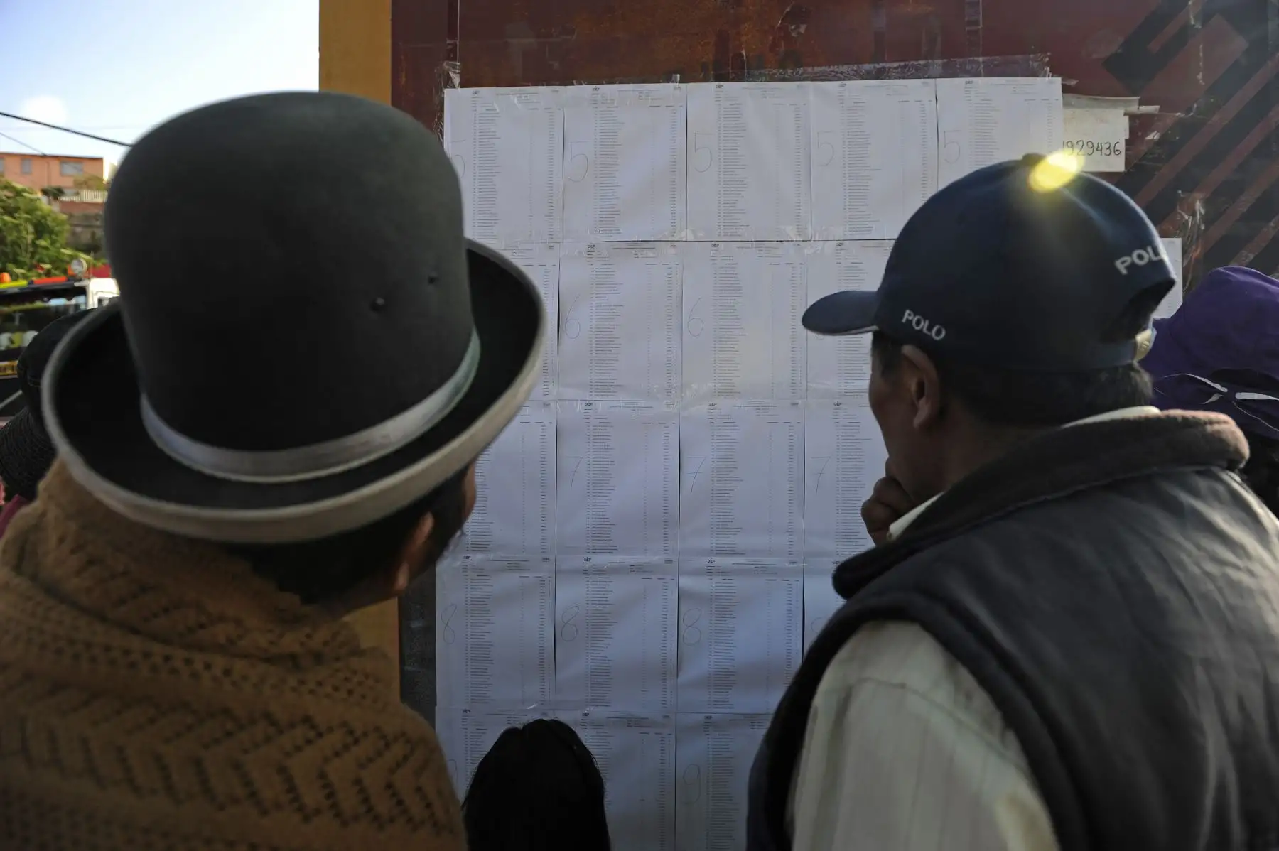 Bolivianos emiten su voto para elegir nuevo presidente en su país. Foto: AFP