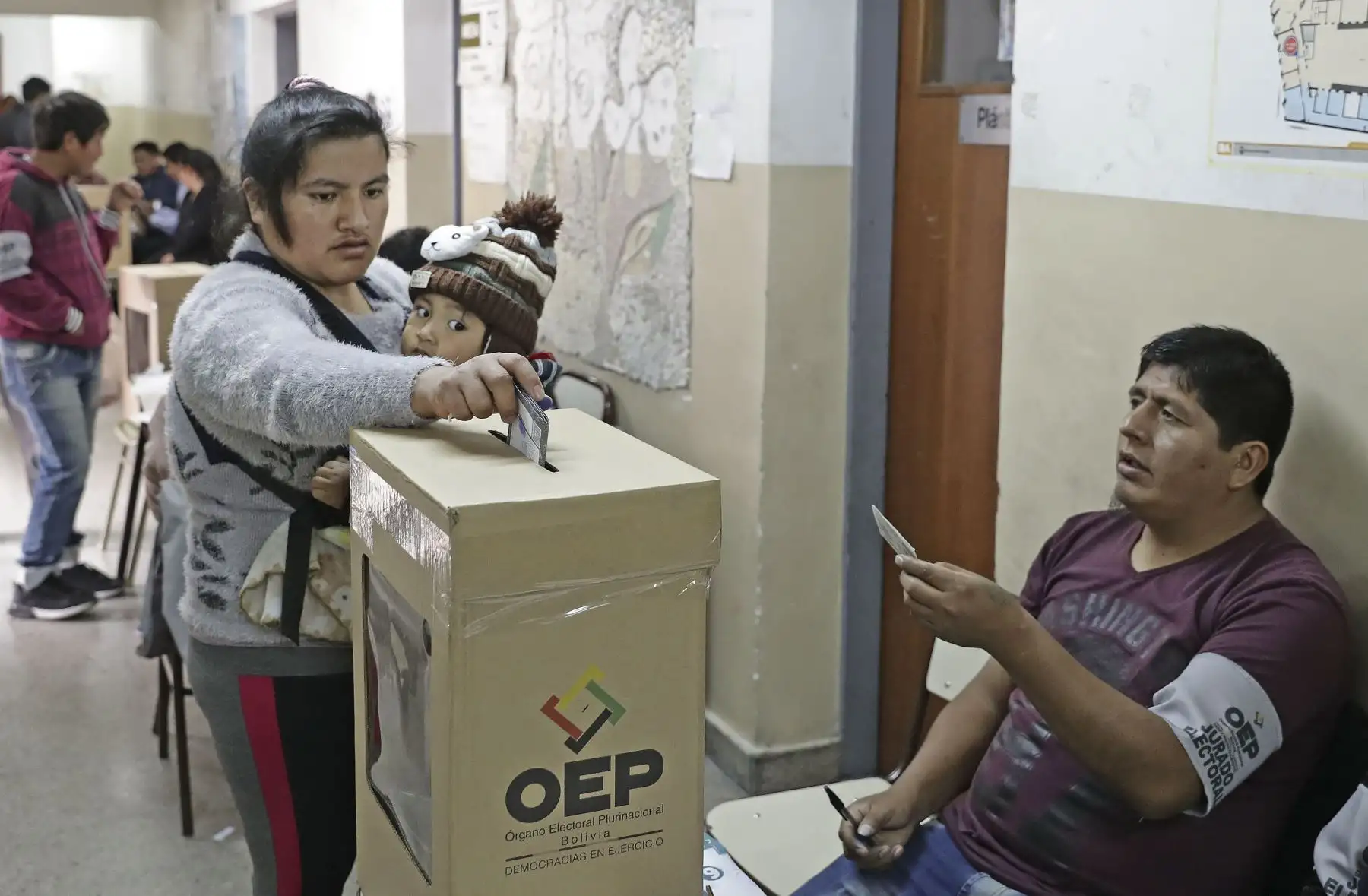 Bolivianos emiten su voto para elegir nuevo presidente en su país. Foto: AFP