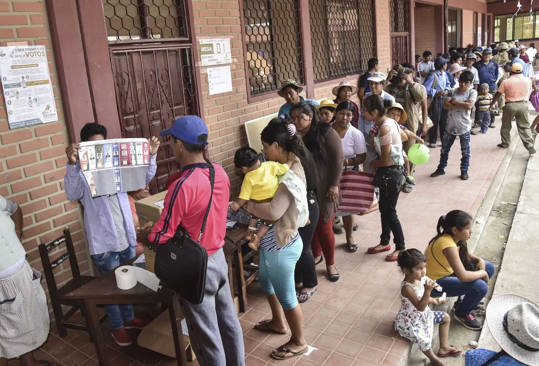 Bolivianos emiten su voto para elegir nuevo presidente en su país. Foto: AFP