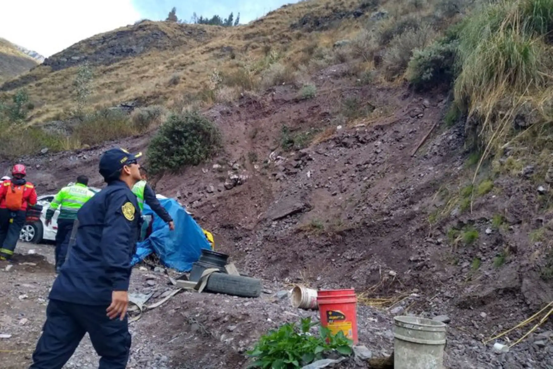 Policías y bomberos participan en las labores de rescate tras accidente registrado en el kilómetro 103 de la carretera Central, en Huarochirí.