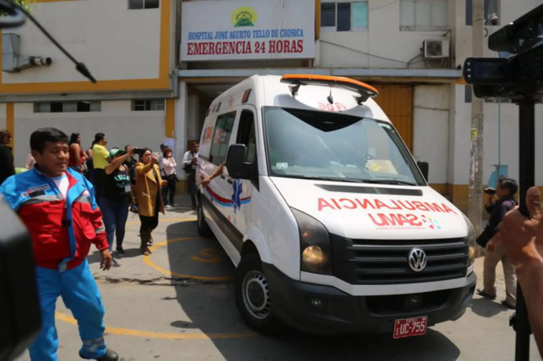 Esta madrugada, un vehículo con escolares se despistó y cayó a un abismo en el kilómetro 103 de la carretera Central en Chicla, provincia de Huarochirí.